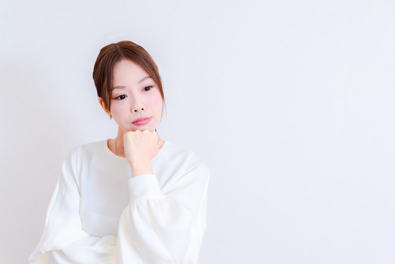 疑問を持っている女性